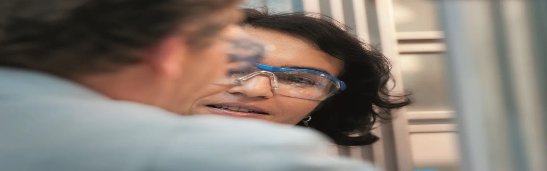 Personen_reden_mit_Laborausrüstung