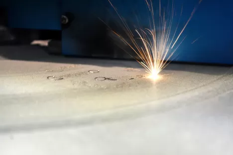 Selektives Laserschmelzen: Lokales Aufschmelzen und Erstarrung von Metallpulver