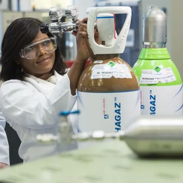 Mitarbeiter arbeiten_Gasflasche