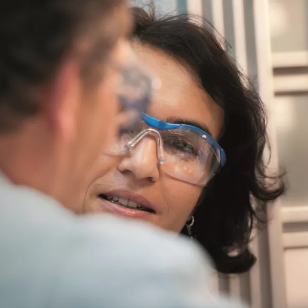 Personen_reden_mit_Laborausrüstung