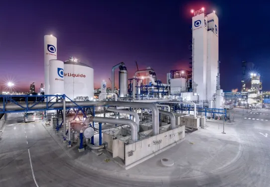 Vue extérieure d'une Unité de séparation de l'air (ASU) Air Liquide pour la production de gaz industriels.